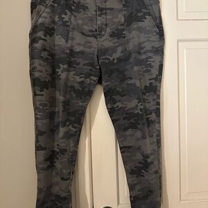 Ava & Viv Women’s Gray Camouflage Jeggings